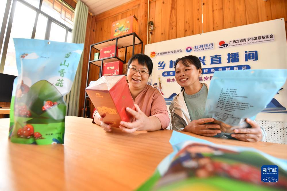 　　楊寧（左）和同事在鄉村振興直播間準備直播工作（10月8日攝）。新華社記者 黃孝邦 攝