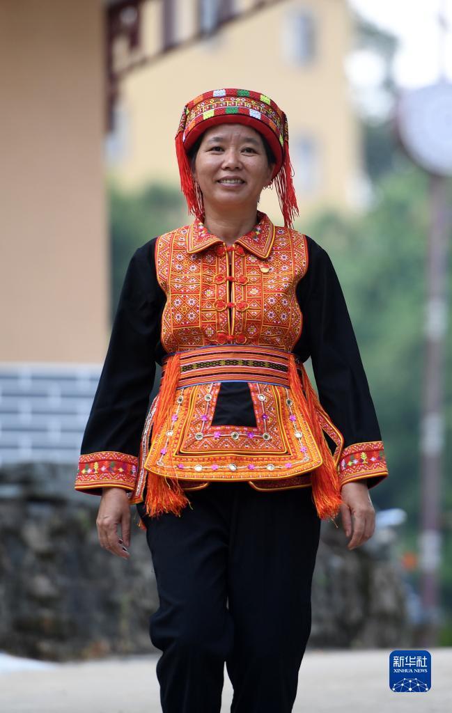 　在廣西蒼梧縣六堡鎮山坪村，祝雪蘭走在村道上（2022年9月22日攝）。新華社記者 陸波岸 攝